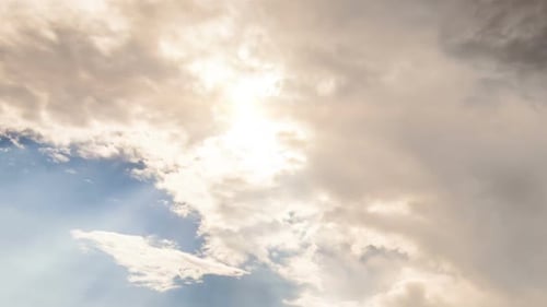 Erstaunliche sonnenbeschienene Wolken, Zeitraffer, Engelssonnenschein fällt auf die Erde, Tür zum Himmel