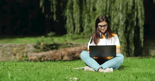Frau arbeitet am Laptop