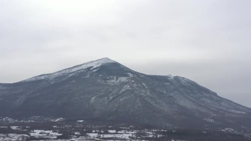 Paysage d'une journée d'hiver du mont Rtanj dans l'est de la Serbie, vidéo aérienne 4K