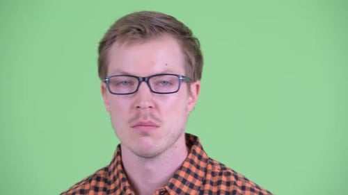 Gesicht eines gestressten jungen Hipster-Mannes sieht gelangweilt und müde aus