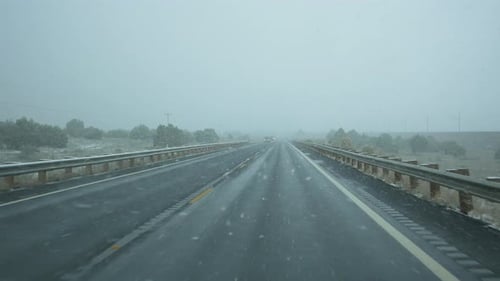 Schneit auf der Straße