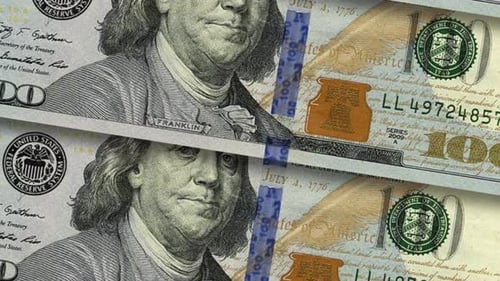 Makro viele 100-Dollar-Scheine. Bargeld-Banknoten. Franklins Gesichtstextur.