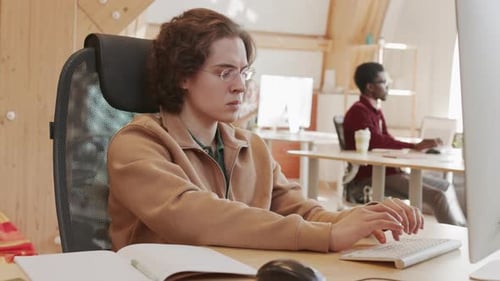 Retrato de homem caucasiano trabalhando no escritório