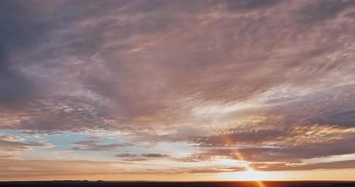 Wunderschönes Panorama am frühen Morgen mit linnender Wolke am orangefarbenen Himmel, Landschaft des starken Sonnenaufgangs