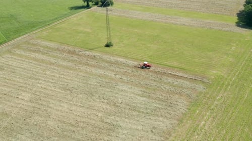 Trator vermelho Hay Tedder Aerial View