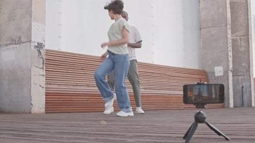 Diversas parejas filmando videos de baile en smartphone