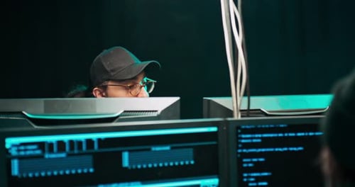 Retrato de um hacker vestindo um moletom tenta invadir um sistema de segurança para roubar ou