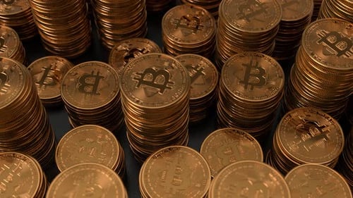 Bitcoins gestapelt auf glänzendem schwarzem Hintergrund
