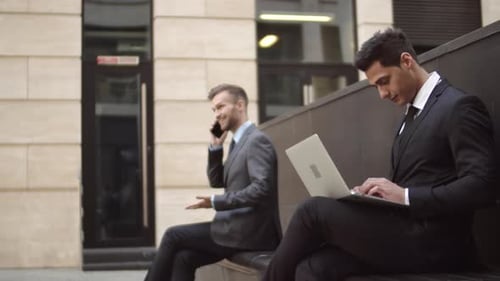 Deux hommes d'affaires en plein air