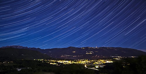 Star Trails sobre montañas