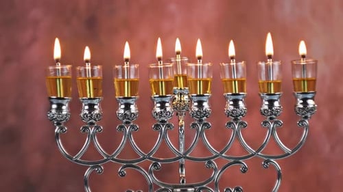 Velas de aceite de oliva con luz judía ortodoxa, una menorá de Janucá