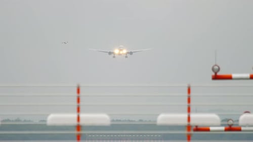 Avión de fuselaje ancho aproximándose