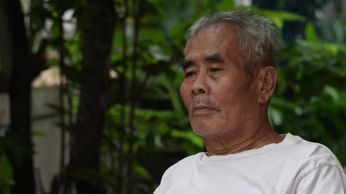 Sadness elderly man sitting in the park