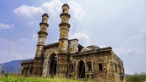 La mosquée Kevada est une mosquée située à Champaner, dans l'État du Gujarat, dans l'ouest de l'Inde. Elle est également connue sous le nom de kevda masji