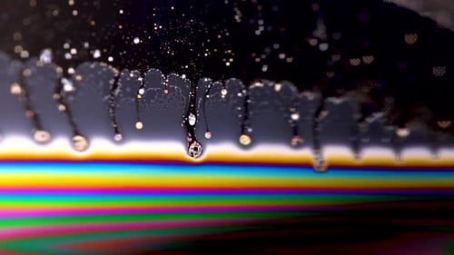 Die
Makroaufnahme einer Seifenblase erzeugt einen farbenfrohen und psychedelischen Hintergrund. Farben des Regenbogens