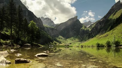 Zeitrafferwolken schweben über dem Seealpsee in den Schweizer Alpen
