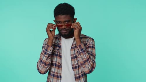 Verspielter glücklicher Mann mit Sonnenbrille Blinkendes Auge blickt in die Kamera mit Lächeln zwinkerndem Flirten