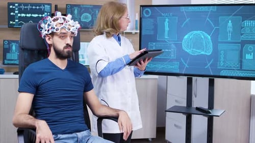 Neurologe liest Daten vom Brainwave Scanning Headset