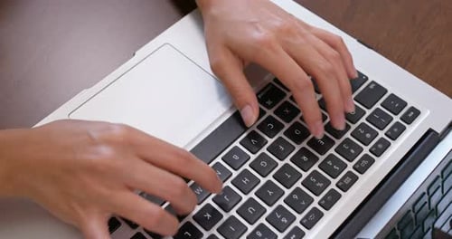 Frau arbeitet an ihrem Laptop