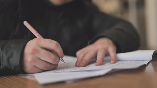 Nahaufnahme des Geschäftsmannes Hand schreiben Notizen