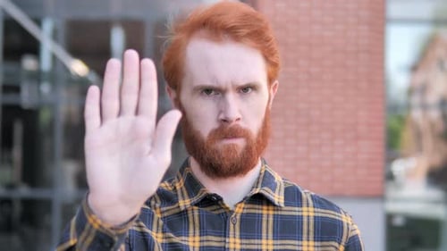 No-Stop-Geste von Redhead Beard Young Man