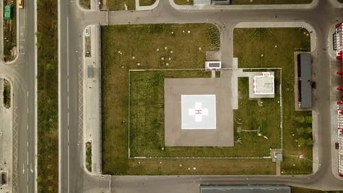 Blick von oben auf einen Hubschrauberlandeplatz im Krankenhaus