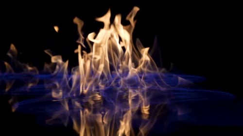 Líquido inflamable se incendia y se quema sobre fondo negro de estudio