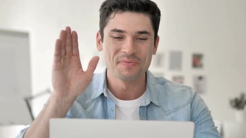 Online-Video-Chat bei der Arbeit von einem kreativen männlichen Designer