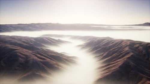 Berglandschaft mit tiefem Nebel am Morgen