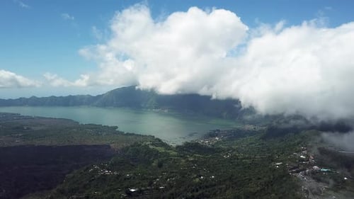 Vulkan, See und Wolken