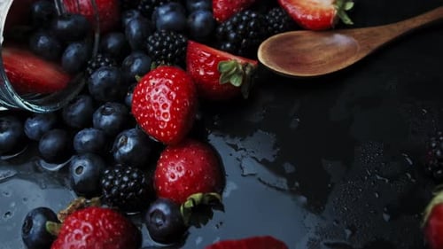 Cuire de la confiture de framboises et de myrtilles
