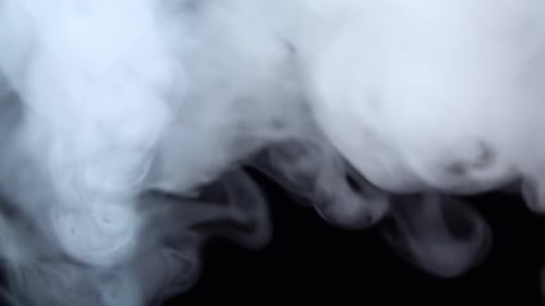 Weißer Rauch schwebt durch den Weltraum vor schwarzem Hintergrund. Nebel-, Rauch-, Dampf- und Nebeleffekt. Langsam