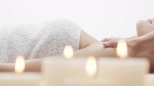 Junge, gesunde und schöne Frau wird im Spa-Salon massiert.