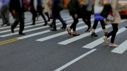 Pessoas atravessando a rua da cidade