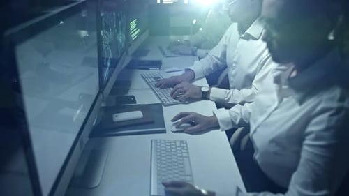 Cybersicherheitsexperten, die nachts arbeiten