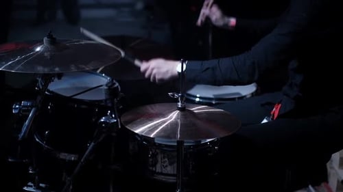 Der Slow-Motion-Schlagzeuger spielt beim Konzert