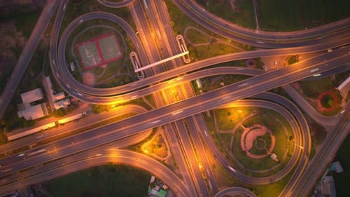 4K : Prise de vue aérienne par Drone hyperlapse d'une route autoroutière en mouvement rapide.
