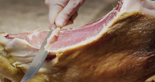 Gros plan sur le jambon juteux et appétissant