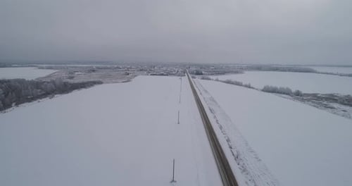 Camino de invierno en el campo