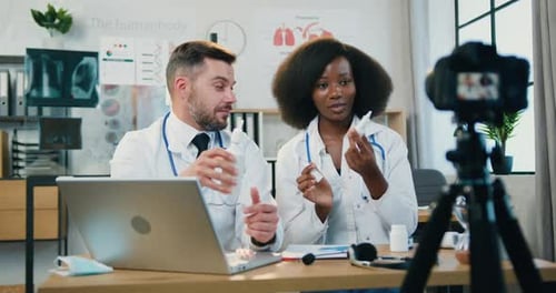 Médicos masculinos y femeninos graban un videoblog para Medical Channel