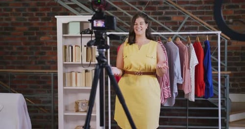 Mujer vloguera caucásica haciendo un Vídeo de moda en casa