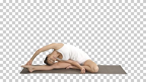 Belle jeune femme portant des vêtements blancs faisant de l'exercice de yoga