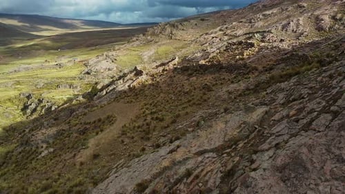 Flug über die unglaubliche Berglandschaft der Anden in Bolivien. Filmmusik Drohne