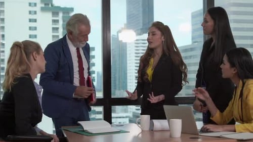 Professionelle Geschäftsleute im Gruppentreffen