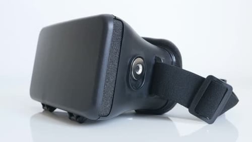 ZAJECAR, SERBIEN - OKTOBER 2016 Slow Tilt modernes Virtual Reality 3D 360-Headset auf weißem Hintergrund