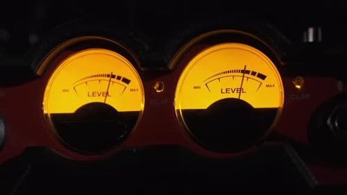 Dois indicadores de seta analógicos do nível do sinal sonoro no estilo estéreo vintage