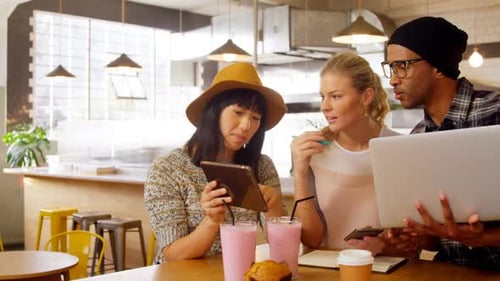 Führungskräfte nutzen digitales Tablet und Laptop 4k