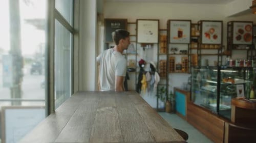 Digital Nomad arbeitet auf einem Laptop in einem Café