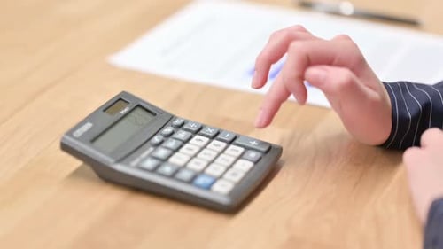 Nahaufnahme der Hand mit Taschenrechner