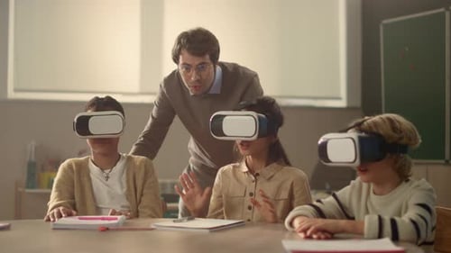 Students Experience Virtual Reality in Classroom